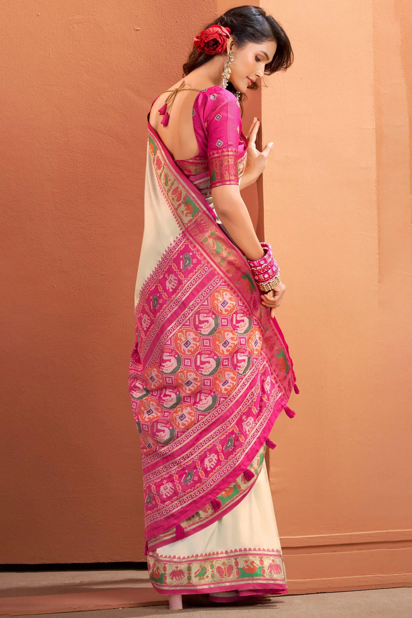 White Patola Silk Saree with Traditional Weaving Border – Elegant Festive & Party Wear Saree