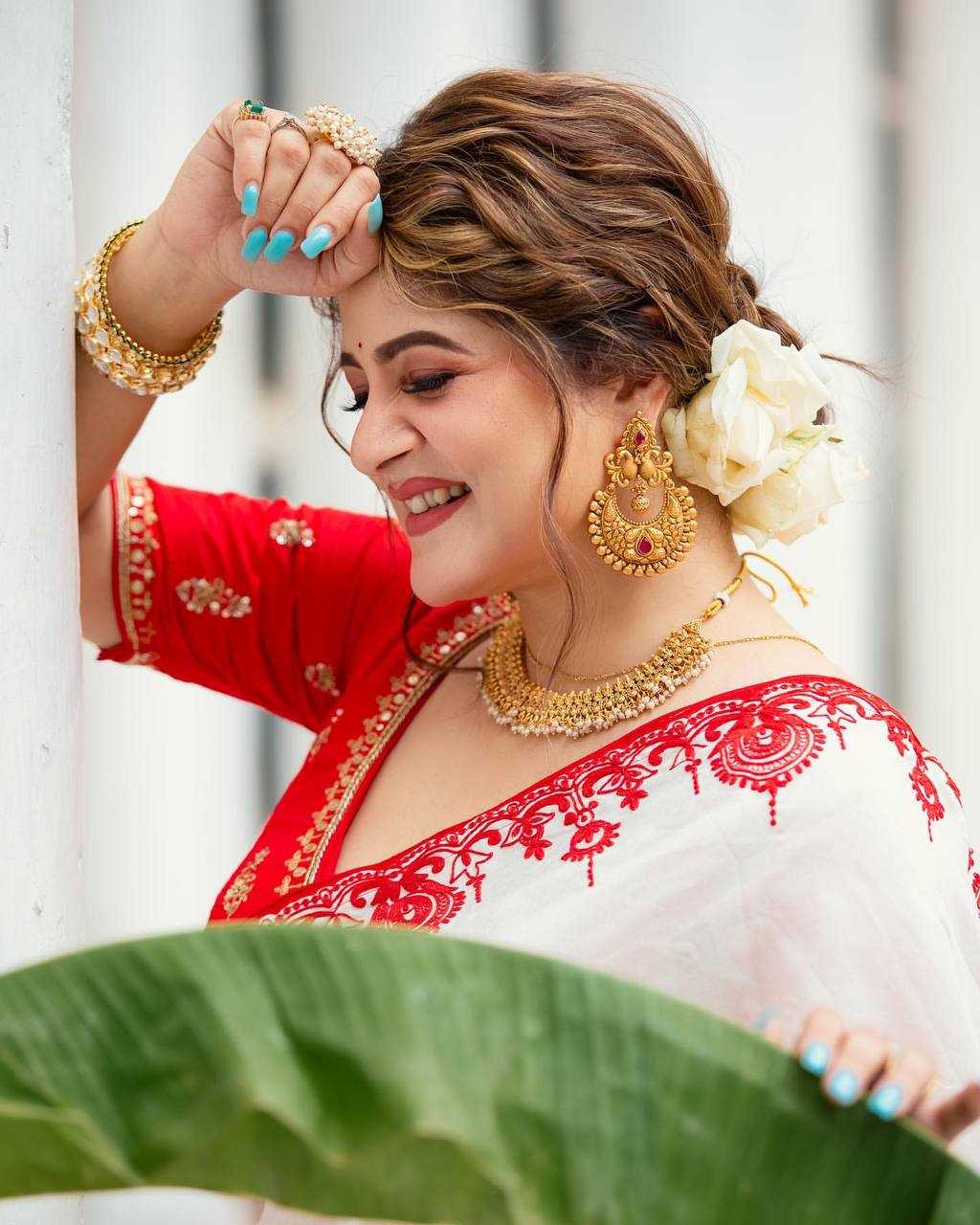 Elegant White & Red Embroidered Rangoli Silk Saree with Designer Mono Banglori Blouse - House of ViDi