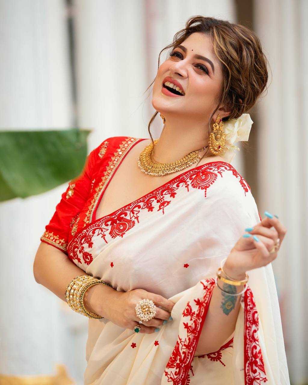 Elegant White & Red Embroidered Rangoli Silk Saree with Designer Mono Banglori Blouse - House of ViDi